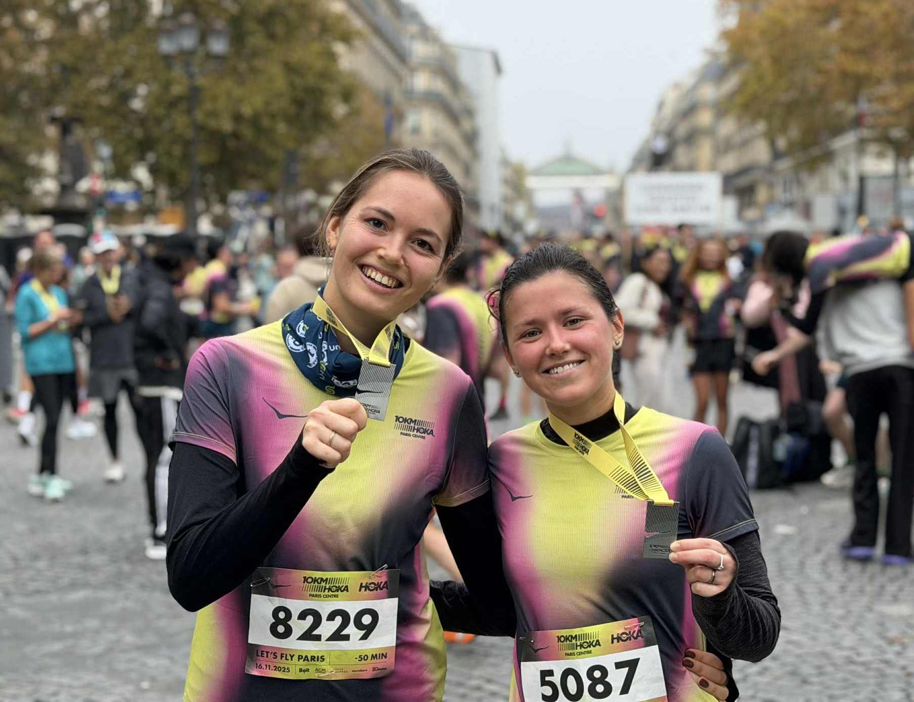 Aloïs Detay après le 10 km Hoka Paris Centre, médaille autour du cou